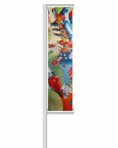 Een rvs paalbanier-systeem gemonteerd aan mast, bestaande uit twee horizontale armen die een verticale banner strakgespannen houden voor reclame-uitingen.