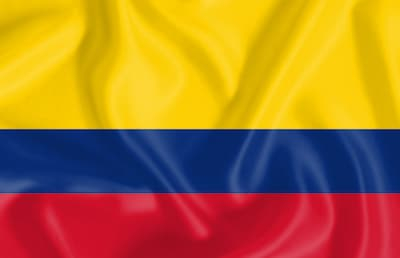 Horizontale banen van geel, blauw en rood met een extra brede gele bovenbaan.