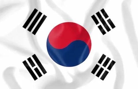 Witte Zuid-Koreaanse vlag met een centraal rood en blauw cirkelsymbool en vier zwarte trigrammen.